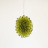 Lámpara de vidrio reciclado verde oliva de Atelier Léthé suspendida