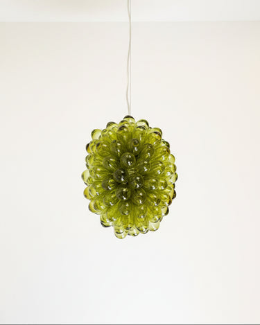Lámpara de vidrio reciclado verde oliva de Atelier Léthé suspendida