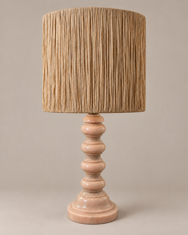 Lámpara de mármol rosa vintage de Matuta Home con pantalla artesanal de fibra natural, apagada