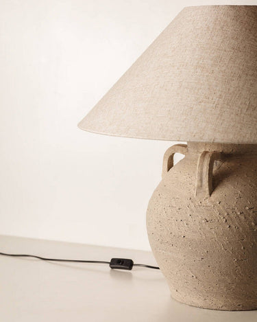 Lámpara de mesa artesanal con pantalla textil