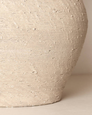 Detalle de lámpara de mesa de arcilla
