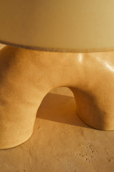 Detalle de lámpara de mesa de cerámica crema con pantalla de pergamino de Marta Bonilla