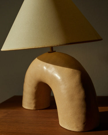Vista alternativa de lámpara de mesa de cerámica crema con pantalla de pergamino