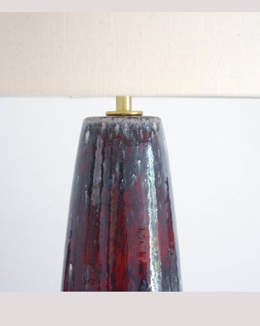 Detalle de lámpara de cerámica roja artesanal