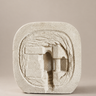 Lámpara de piedra vintage con relieve arquitectónico, vista frontal apagada sobre fondo topo claro