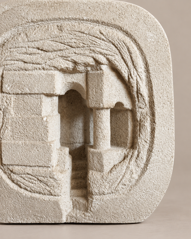 Detalle del relieve arquitectónico y la textura de la piedra en una lámpara de mesa vintage
