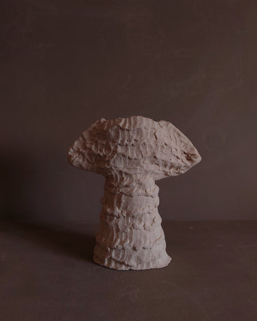 Detalle frontal de la lámpara de mesa escultórica de gres blanco