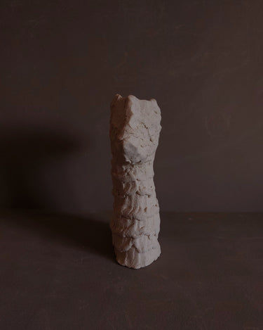 Detalle lateral de la lámpara artesanal Asterisque de gres blanco