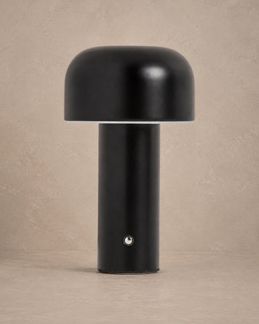 Lámpara de mesa de hierro negro de Vical sobre fondo topo claro