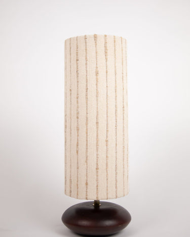Lámpara de mesa de madera de mango y fibras naturales de Olsson & Jensen, vista de perfil