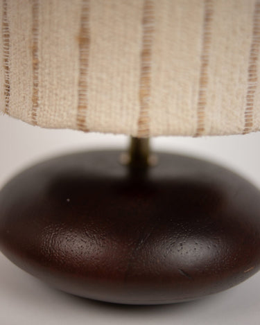 Unión de la pantalla textil y la base de madera oscura