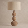 Lámpara de mesa de madera de mango y yute de Vical sobre fondo topo claro