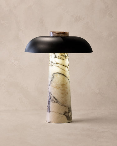 Lámpara de mesa de mármol blanco y hierro negro mate de Vical sobre fondo topo claro
