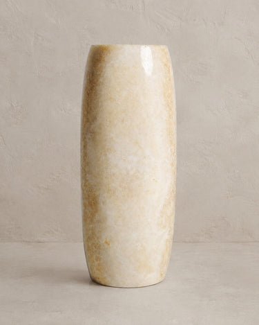 Lámpara de mesa de ónix beige de Vical sobre fondo topo claro