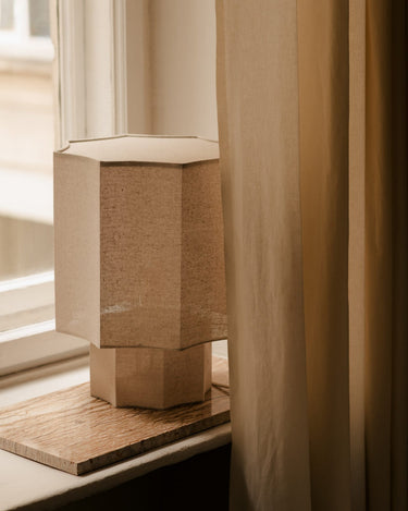 Lámpara de mesa con pantalla octogonal de lino natural de Olsson & Jensen, vista de perfil