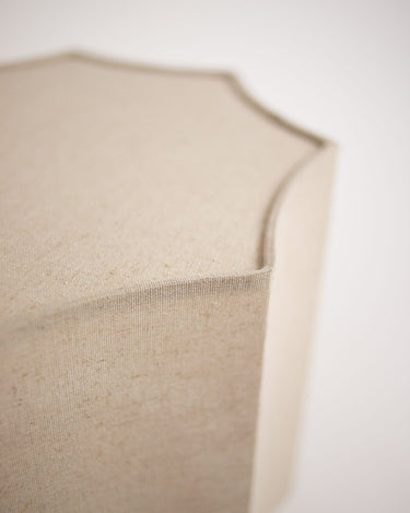 Detalle de la pantalla octogonal de lino natural de las lámparas de mesa