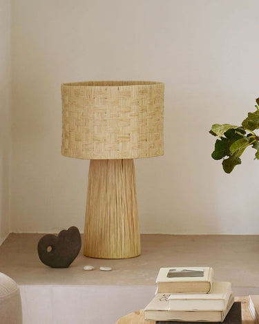 Lámpara de mesa de rafia natural de Tine K Home