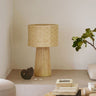 Lámpara de mesa de rafia natural de Tine K Home