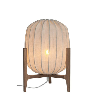 Lámpara de mesa de roble y lino encendida