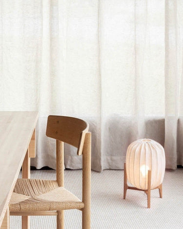 Lámpara de mesa de roble natural en ambiente nórdico