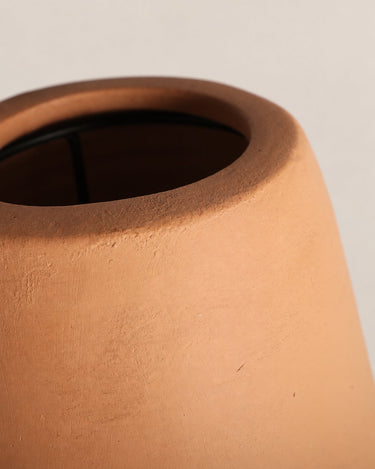 Detalle de la apertura superior de las lámparas de mesa de terracota