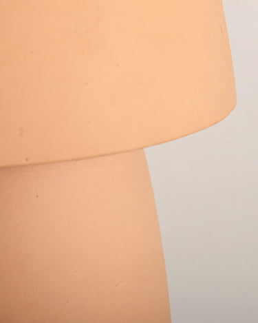 Lámpara de mesa de Matuta Home: detalle de la unión entre pantalla y base
