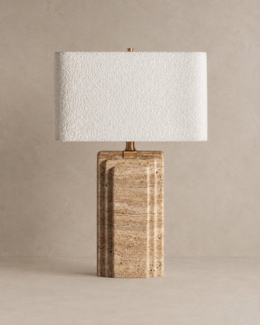 Lámpara de mesa de travertino y bouclé blanco roto de Vical sobre fondo topo claro