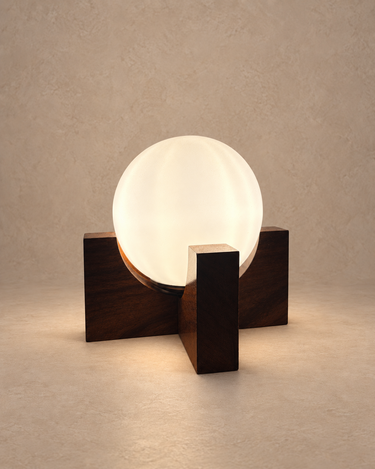 Lámpara española de madera y globo opalino encendida, vista lateral