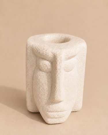 Lámpara de mesa vintage de piedra de Albert Tormos, vista frontal del rostro tallado