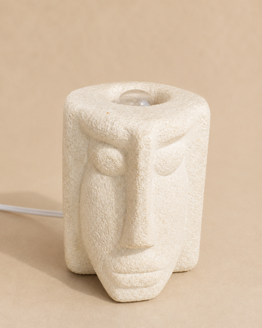 Lámpara de mesa vintage de piedra reconstituida beige con relieve Isla de Pascua