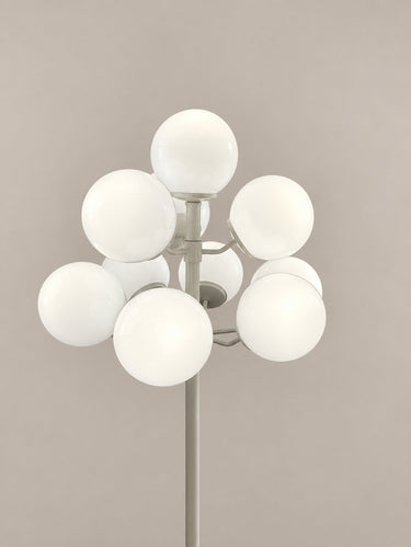 Conjunto de globos blancos de la lámpara encendidos.
