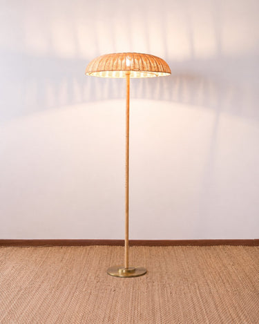 Lámparas de pie de ratán: vista de la pieza encendida y su luz sobre la pared.