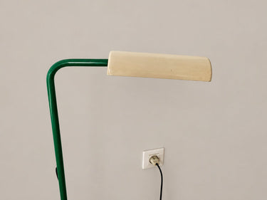Lámpara de pie vintage verde con pantalla blanca — detalle del codo y pantalla horizontal