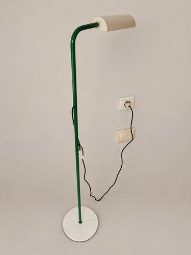 Lámpara de pie vintage verde con pantalla blanca — vista completa en diagonal