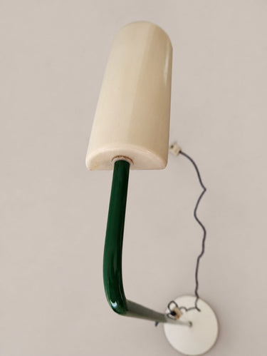 Lámpara de pie vintage verde con pantalla blanca — parte superior de la pantalla