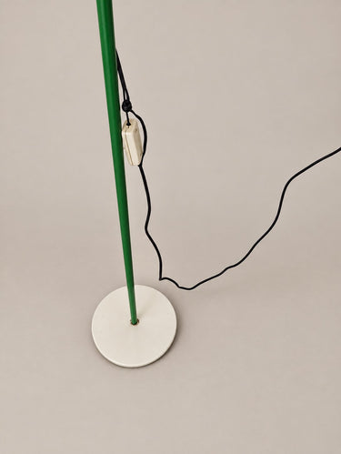 Lámpara de pie vintage verde con pantalla blanca — base blanca, fuste verde y cable