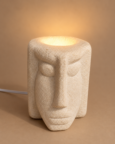 Lámpara de mesa vintage de piedra clara escultórica iluminada con luz cálida
