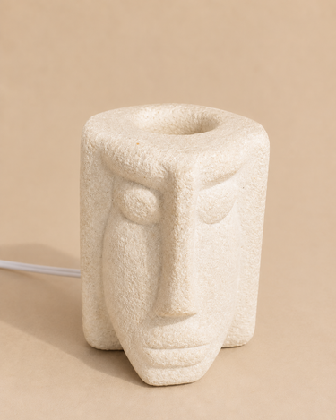 Lámpara de mesa vintage de piedra clara escultórica sin bombilla visible, vista 1