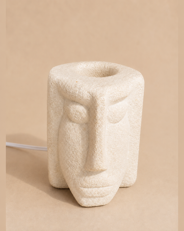 Lámpara de mesa vintage de piedra clara escultórica sin bombilla visible, vista 2