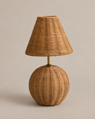 Lámpara de mesa inalámbrica de ratán de Mahe Homeware: lámpara inalámbrica de base esférica y pantalla cónica.