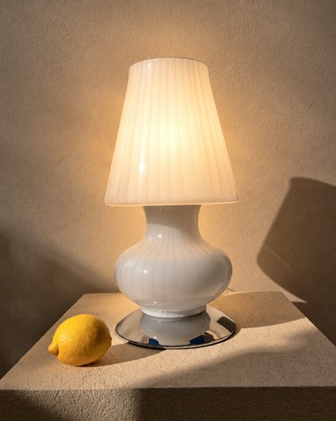 Lámpara de mesa seta de Murano con la pantalla superior de cristal iluminada y la base apagada