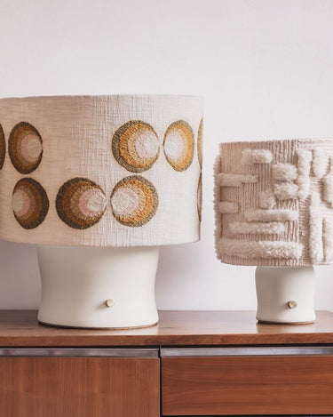 Lampara mesita ceramica con pantalla tufting y regulador