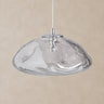 Lámpara de techo de cristal gris ahumado y hierro plateado de Vical sobre pared topo clara