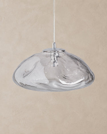 Lámpara de techo de cristal gris ahumado y hierro plateado de Vical sobre pared topo clara