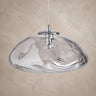 Lámpara de techo de cristal gris ahumado y hierro plateado de Vical suspendida sobre pared topo clara