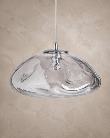 Lámpara de techo de cristal gris ahumado y hierro plateado de Vical suspendida sobre pared topo clara