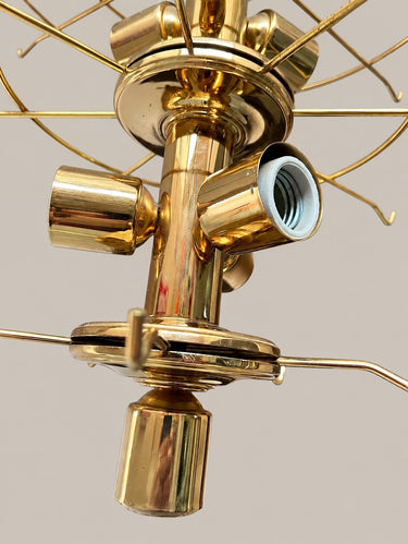 Lámpara de techo vintage de hojas de vidrio — detalle del eje central y acabado dorado