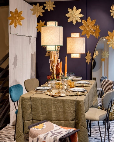 Pantallas de papel sobre una mesa de comedor de Caravane