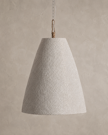 Lámpara de techo de madera de suar beige de Vical suspendida ante pared texturizada topo claro