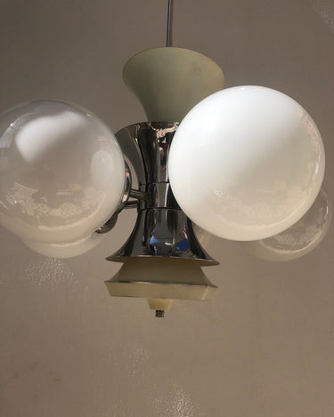 Lámpara de techo vintage cromada con globos blancos de SpecialVintageLamps